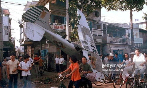 Ảnh độc vụ máy bay rơi giữa trung tâm Sài Gòn năm 1975