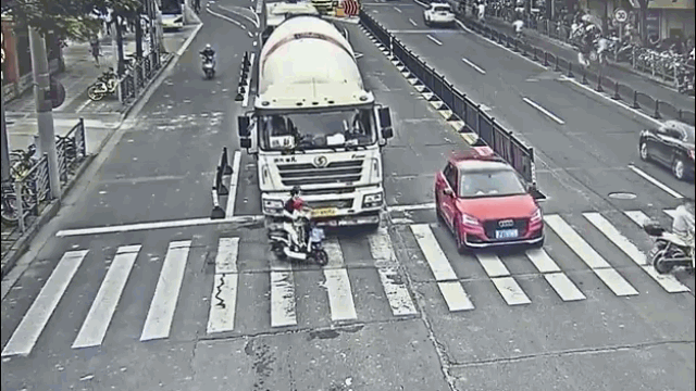 Video: Hai cha con bị xe bồn cuốn vào gầm và màn giải cứu