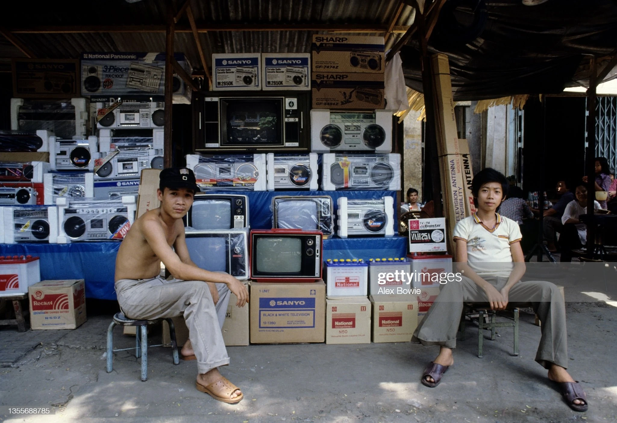 Tròn mắt với những thứ bày bán trên vỉa hè TP HCM năm 1983