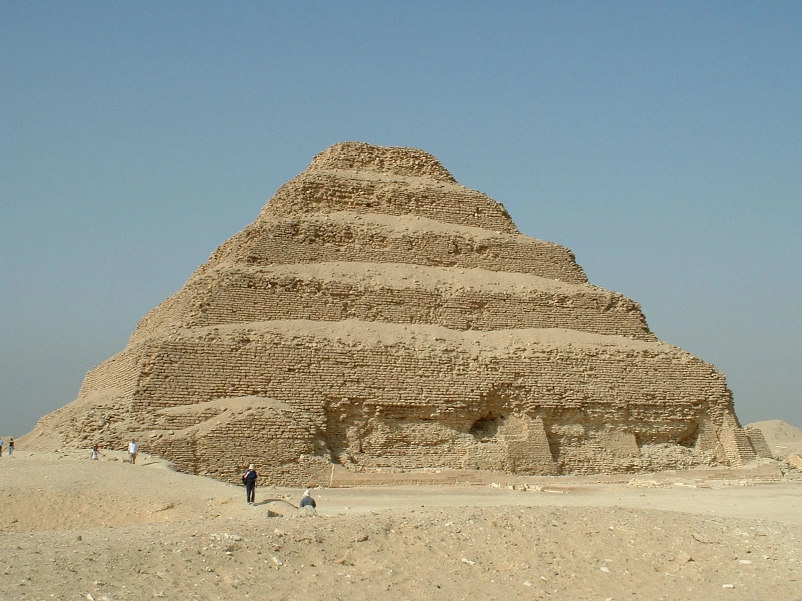 Kim tự tháp nào được xây đầu tiên ở Ai Cập cổ đại?