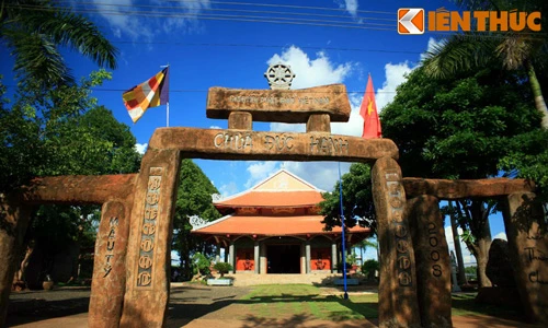 Cận cảnh ngôi chùa có cổng tam quan lạ lùng nhất VN