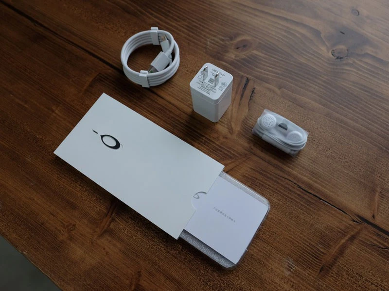 Cận cảnh điện thoại Oppo R9: “Bản sao” của iPhone 6s Plus