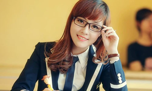 Chiêm ngưỡng dung nhan giám thị xinh đẹp bất ngờ nổi tiếng