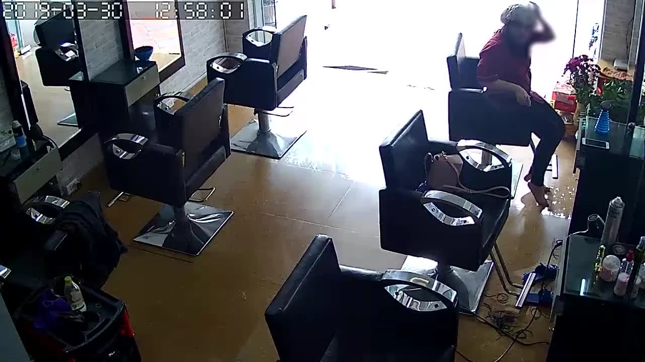 Vào tiệm tóc, khách làm ngay điều này trước ban thờ Thần tài