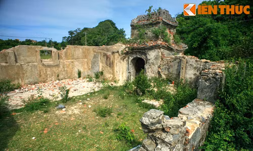 Hoang phế ngôi đền cổ chi chít vết đạn ở Đà Nẵng