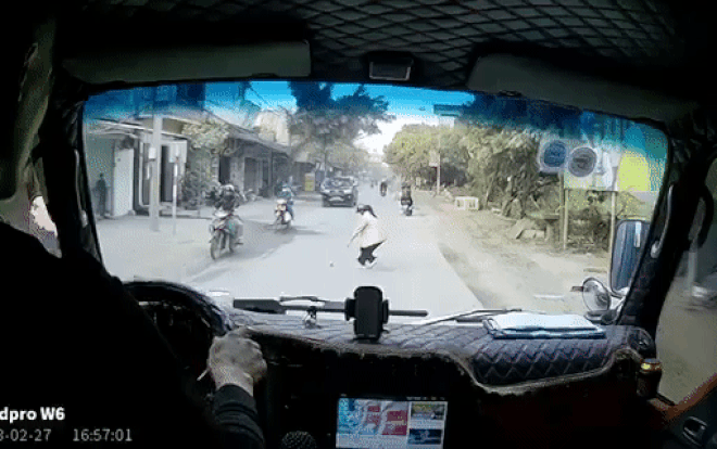 Cô gái nhảy ra giữa đường chặn đầu ôtô để nhặt đồ