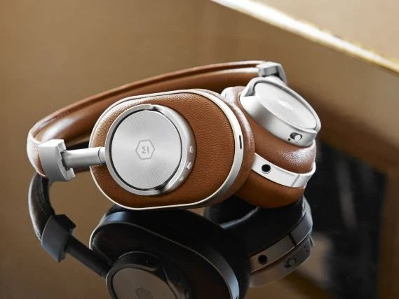 Soi tai nghe không dây khoảng cách tới 40m của Master & Dynamic 