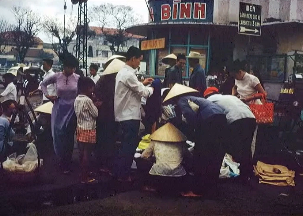 Thú vị cảnh họp chợ trên vỉa hè Sài Gòn năm 1967-1968