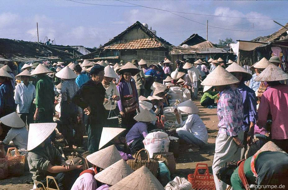 Sắc màu rực rỡ của chợ Điện Biên Phủ năm 1992