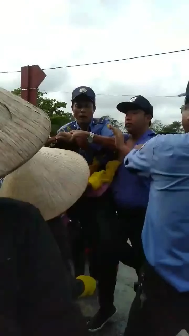 Video: Nam nhân viên chợ đánh nữ tiểu thương nhập viện gây bức xúc