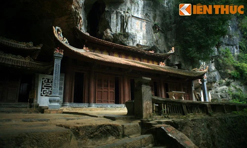 Ngôi chùa trong hang động độc nhất vô nhị ở Ninh Bình 