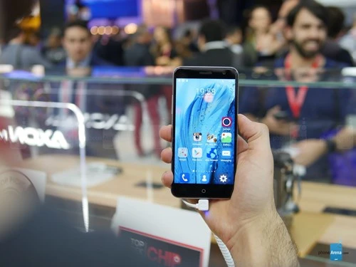 Cận cảnh điện thoại ZTE Blade V7 dáng nuột tại MWC 2016