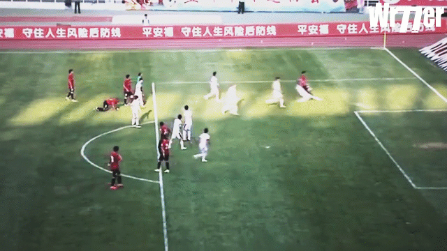 Video: Màn phối hợp đá phạt với “IQ cực đỉnh” khiến thủ môn đứng hình