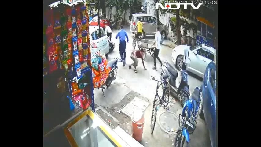 Clip: Cảnh sát tung cước hạ gục hai tên cướp đang phóng xe bỏ chạy