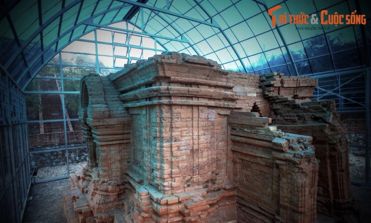 Soi chi tiết tòa tháp cổ vừa lập kỷ lục thế giới của Việt Nam