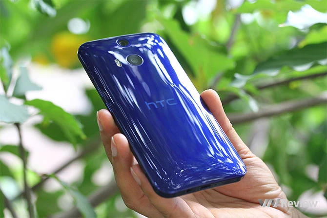 Mở hộp điện thoại HTC Butterfly 2 vừa bán chính thức