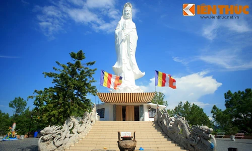 Thăm Quan Âm Phật đài linh thiêng nổi tiếng xứ Huế 