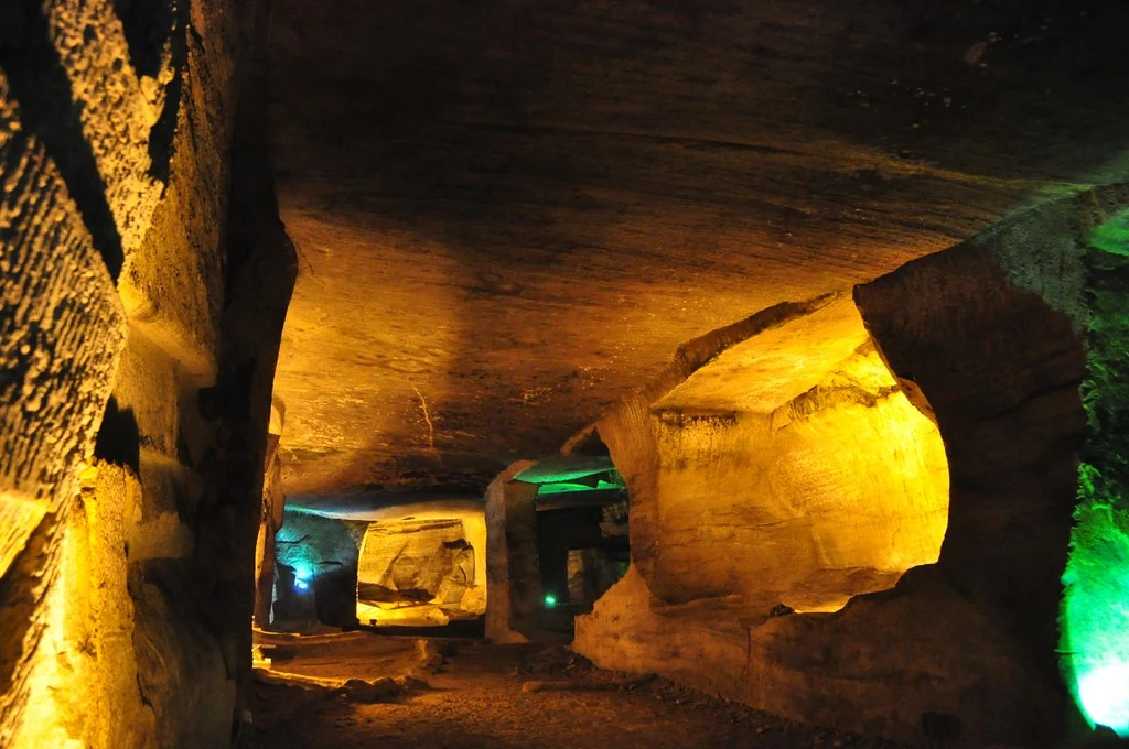 Soi hang động nhân tạo cổ đại khổng lồ độc nhất Trung Quốc 