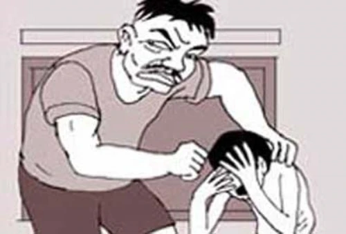 Video: Ông bố Mỹ đánh đập, cạo đầu bé gái 14 tuổi gây phẫn nộ