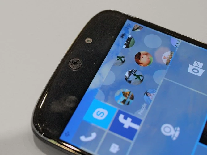 Cận cảnh smartphone Windows kiêm PC đầu tiên thế giới