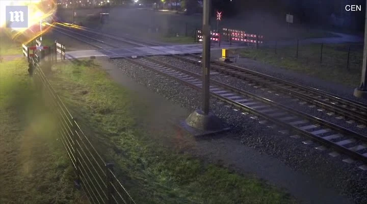 Video: Suýt chết vì đạp xe băng qua trước mũi tàu hỏa