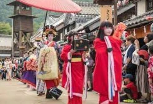 Nghi lễ rước dâu lạ lùng ở Nhật Bản khiến cô dâu 'toát mồ hôi'