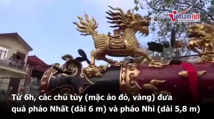 Hàng nghìn người reo hò trong điệu múa trai giả gái của quan đám ở Đồng Kỵ