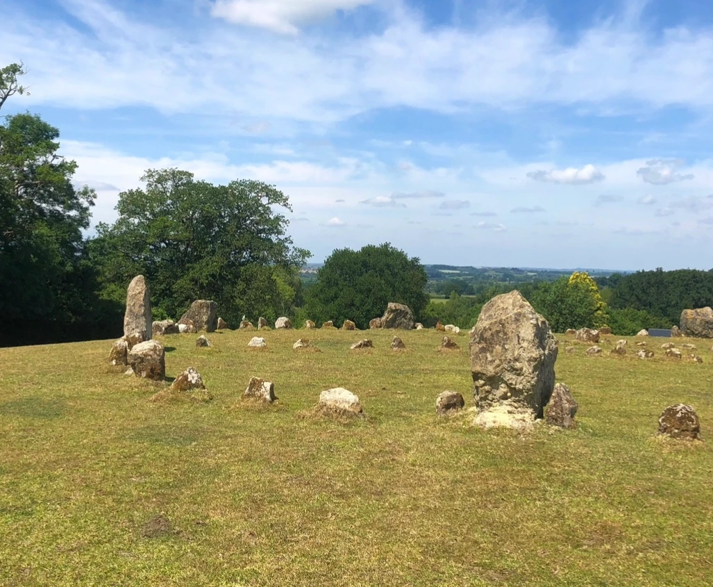Cận cảnh vòng tròn đá bí ẩn nhất nước Anh, không phải Stonehenge