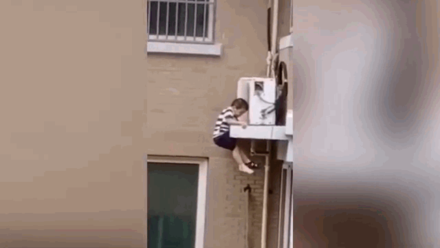 Video: Người đàn ông cứu sống bé trai rơi khỏi tòa nhà