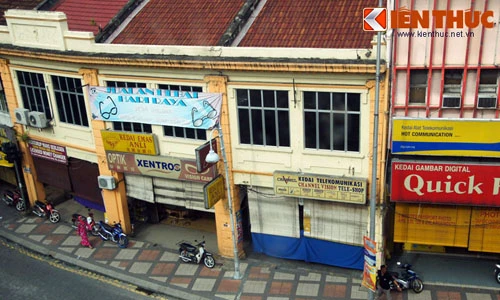 Độc đáo bậc tam cấp trên vỉa hè nước láng giềng