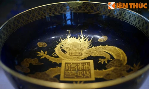 Ngắm bộ đồ sứ ngoại dát vàng của vua nhà Nguyễn