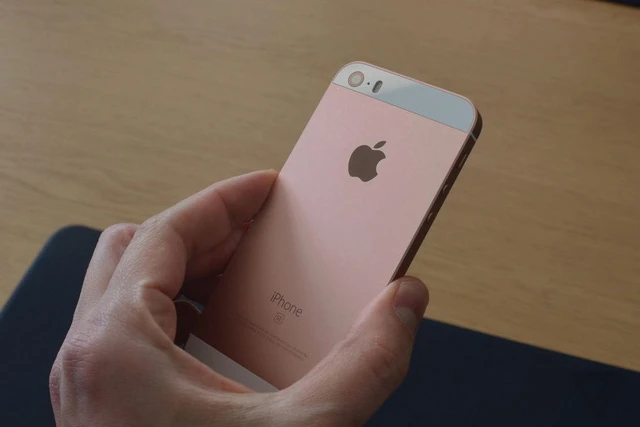 Trên tay điện thoại iPhone SE phiên bản Rose Gold