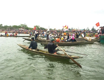 Mục kích lễ hội đua thuyền làng Mai Xá