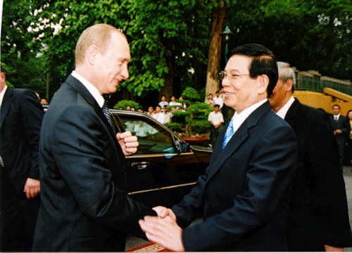 Ngay sau khi APEC 14 kết thúc, chuyến thăm chính thức Việt Nam của Tổng thống Putin bắt đầu. Trong chuyến thăm này ông Putin đã ký kết nhiều thỏa thuận quan trọng với lãnh đạo Việt Nam. Trong ảnh, Tổng thống Putin gặp nguyên Chủ tịch nước Nguyễn Minh Triết. Ảnh: TTXVN.
