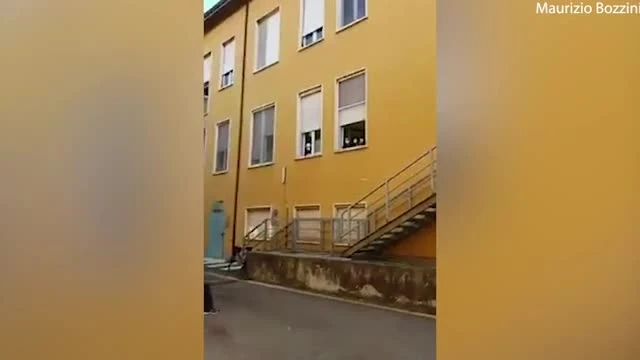 Video: Không thể thăm vợ do dịch bệnh, chồng làm điều xúc động 