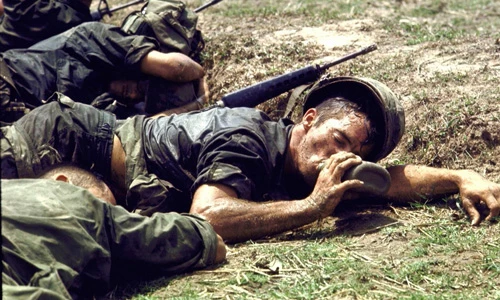 Loạt ảnh màu gây sốc về chiến tranh Việt Nam của Larry Burrows