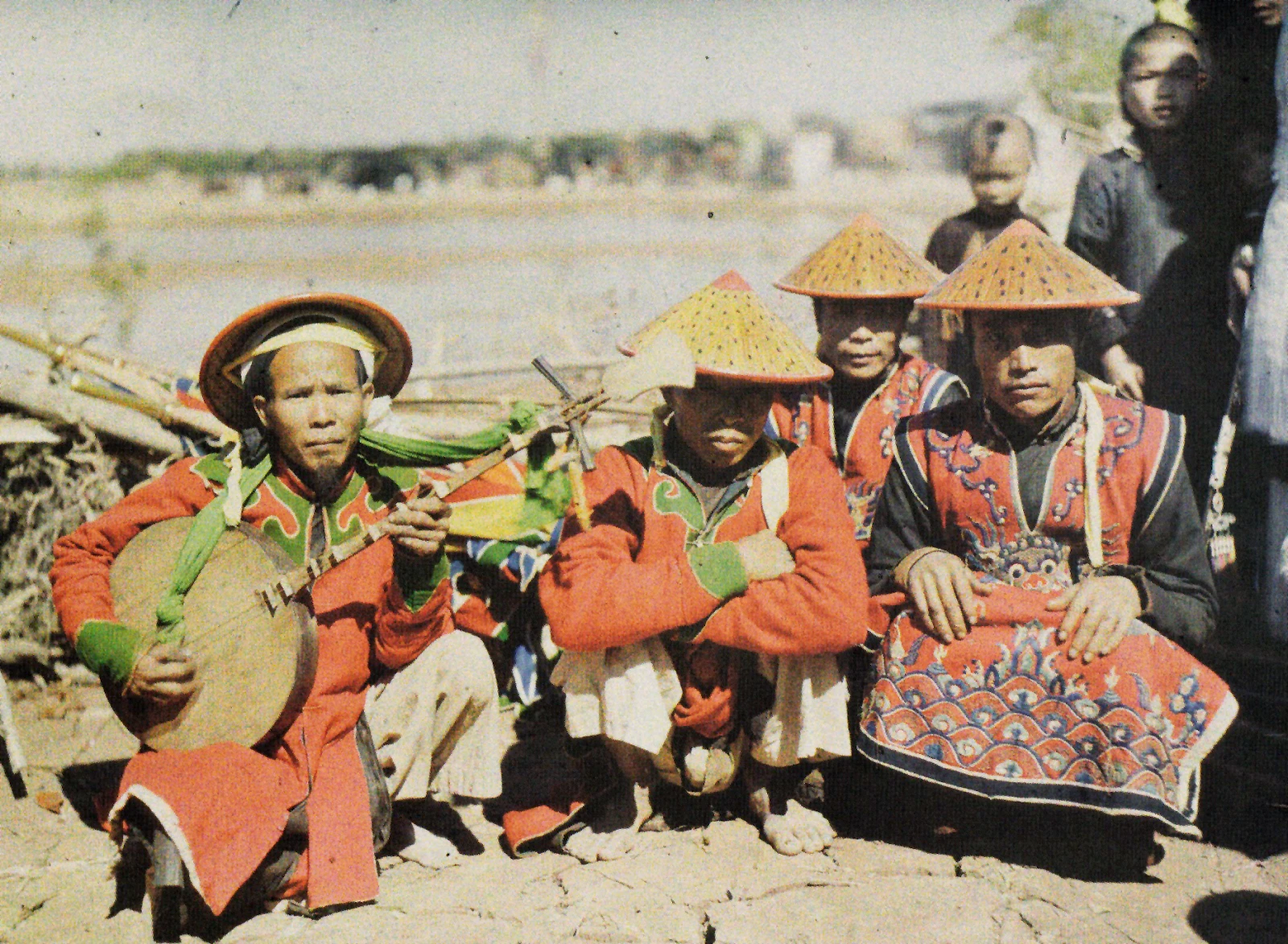 Ảnh màu quý giá người Việt 100 năm trước