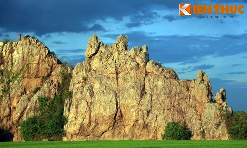 Ngắm kỳ quan đá khổng lồ giữa đồng lúa ở Phú Yên