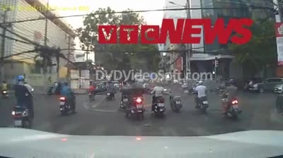 Xe buýt lấn làn, suýt tông ô tô tại giao lộ TP.HCM