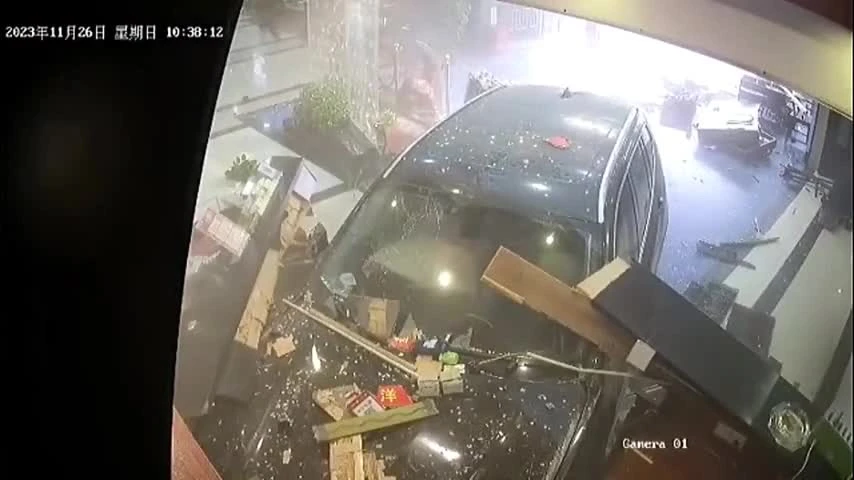 Video: BMW lao vào nhà hàng, nhân viên lễ tân thoát chết trong gang tấc