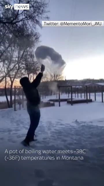 Nước sôi lập tức hóa tuyết giữa bão "quái vật" ở Mỹ