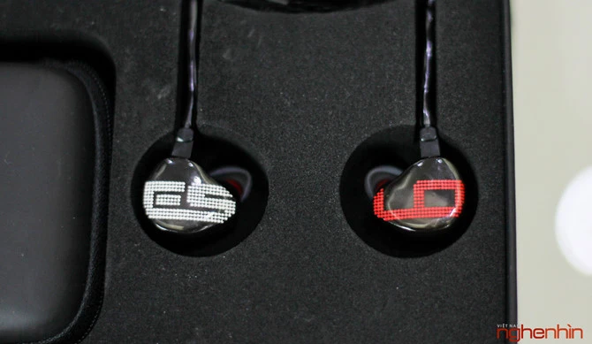 Khui hộp tai nghe Earsonics S-EM9 giá 38 triệu