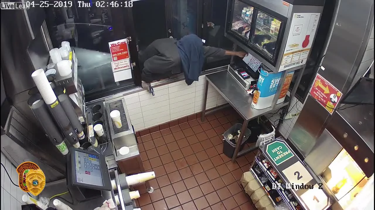 Video: Có súng trong tay, tên cướp mù công nghệ vẫn nhận cái kết cay đắng