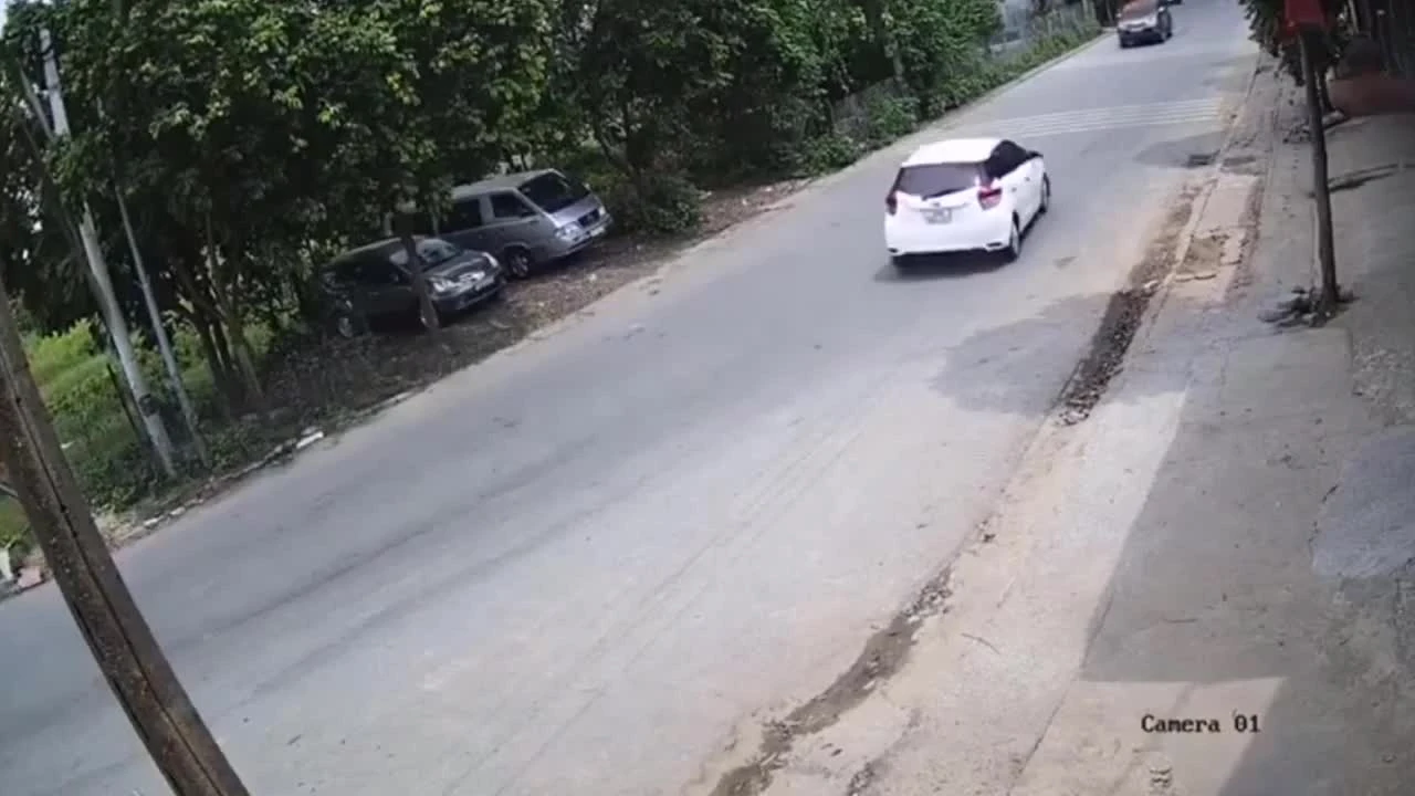 Video: Drift tại khúc cua, ô tô gây tai nạn rồi bỏ chạy mất hút