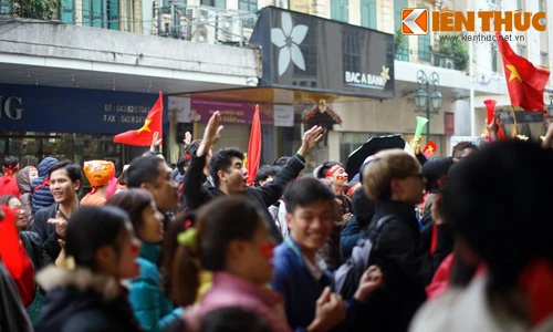 Cung bậc cảm xúc ở hồ Gươm trận U23 Việt Nam - U23 Uzbekistan