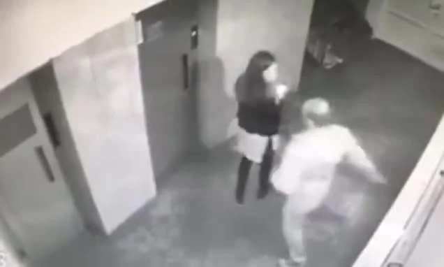 Video: Tên cướp tàn bạo đánh té xỉu cô gái trẻ