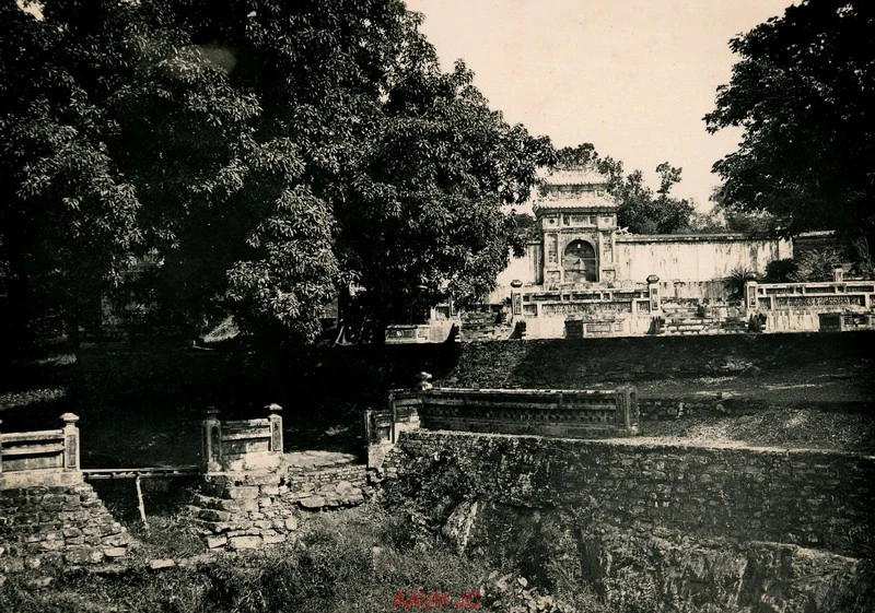 Ảnh “quý như vàng” về lăng tẩm các vị vua ở Huế năm 1935