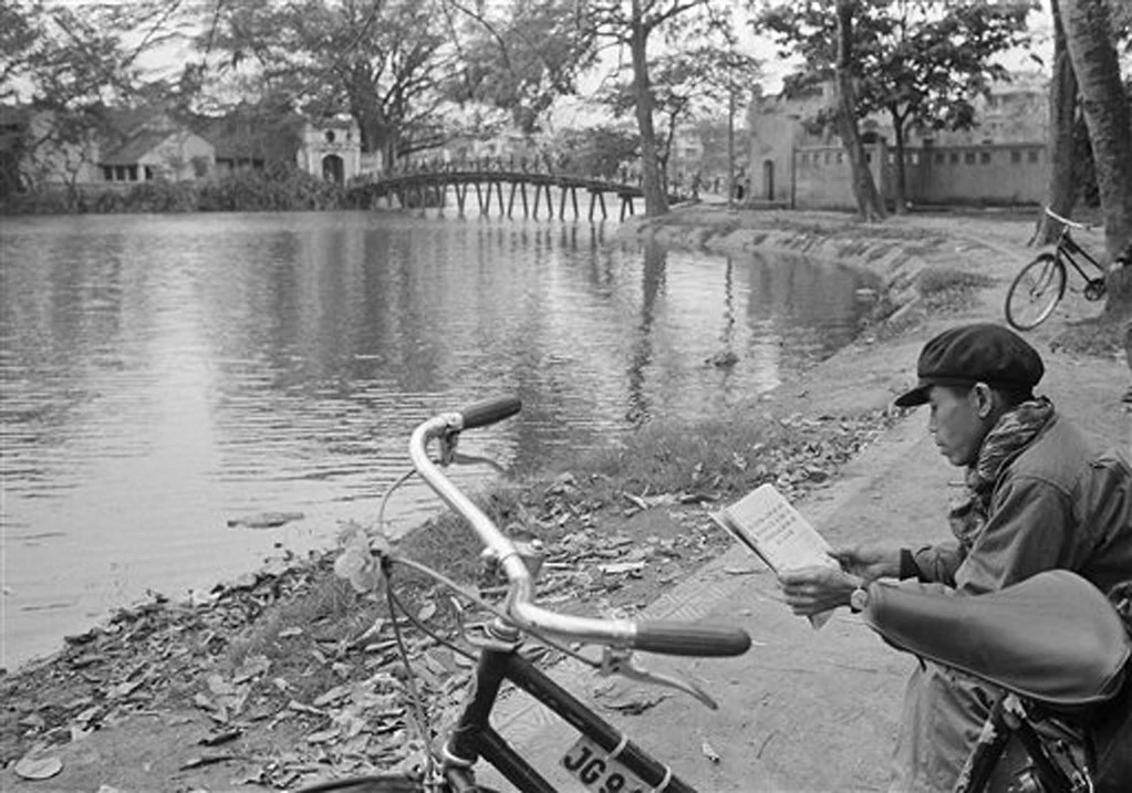 Những khoảnh khắc bình yên ở hồ Gươm năm 1973