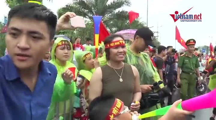 Video: Bất chấp trời mưa, CĐV ùn ùn ra Nội Bài chờ đón U23 Việt Nam