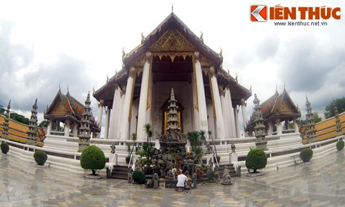 Ngôi chùa nổi tiếng với chiếc xích đu khổng lồ độc nhất TG 